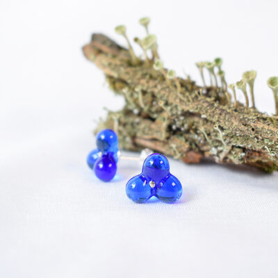 Ohrstecker mit blauer Glasblume, Glasperle in Blütenform dunkelblau