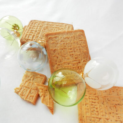 mundgeblasene Christbaumkugeln aus Glas, kleine Glaskugeln für den Weihnachtsbaum, in transparentem grünen und weuißem Glas, mundgeblasene Unikate