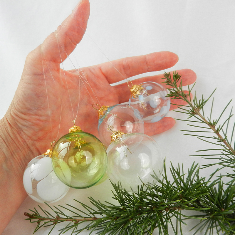 mundgeblasene Christbaumkugeln aus Glas, kleine Glaskugeln für den Weihnachtsbaum, in transparentem grünen und weuißem Glas, mundgeblasene Unikate