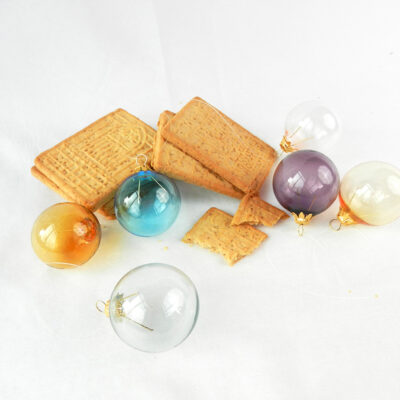 mundgeblasene Christbaumkugeln aus Glas, kleine Glaskugeln für den Weihnachtsbaum, Glasfarbe türkis, lila, braun, grau, transparent, mundgeblasene Unikate