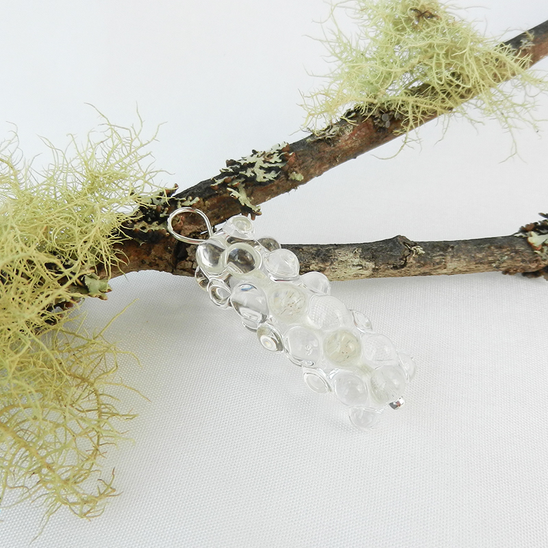Anhänger transparentes Glas in länglicher Form mit aufgesetzten Glaspunkten. Sieht aus wie Blasen oder Bubbles. Ein handgefertigtes Unikat