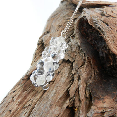 Anhänger transparentes Glas in länglicher Form mit aufgesetzten Glaspunkten. Sieht aus wie Blasen oder Bubbles. Ein handgefertigtes Unikat