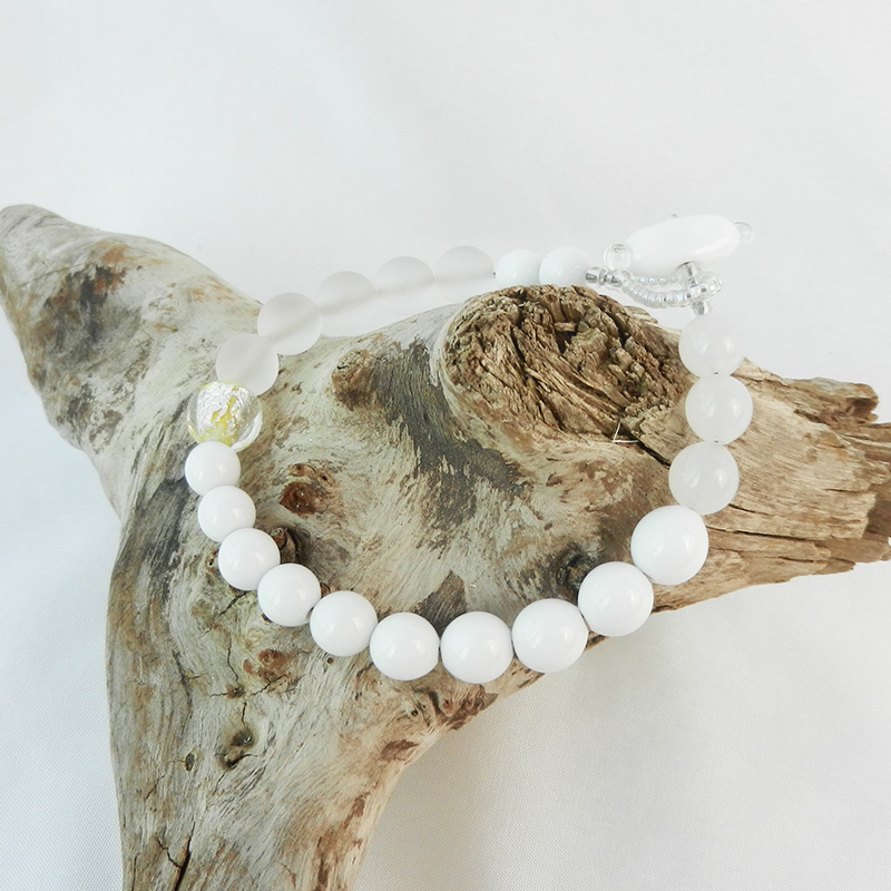 Armband mit weißen Glasperlen Kugeln, handgefertigtes Unikat
