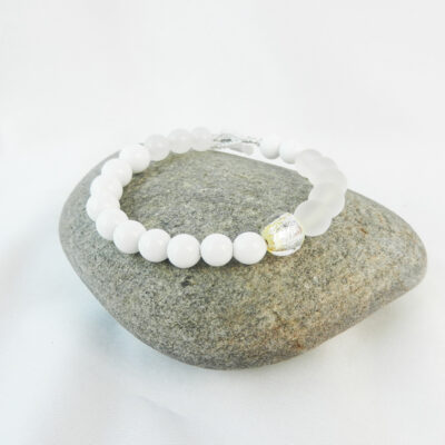 Armband mit weißen Glasperlen Kugeln, handgefertigtes Unikat