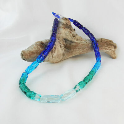 Handgefertigte Kette aus Glasperlen in türkis und blau. 20 einzelen Walzenperlen glitzern wie Meereschmuck. Ein Unikat von schmuckes Glas.