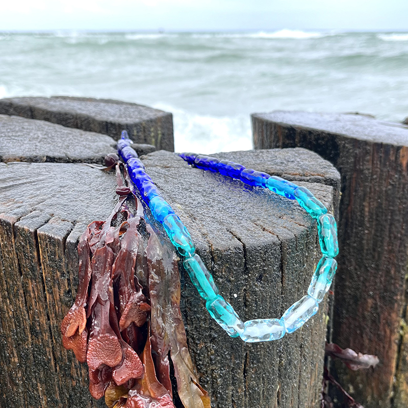 Handgefertigte Kette aus Glasperlen in türkis und blau. 20 einzelen Walzenperlen glitzern wie Meereschmuck. Ein Unikat von schmuckes Glas.