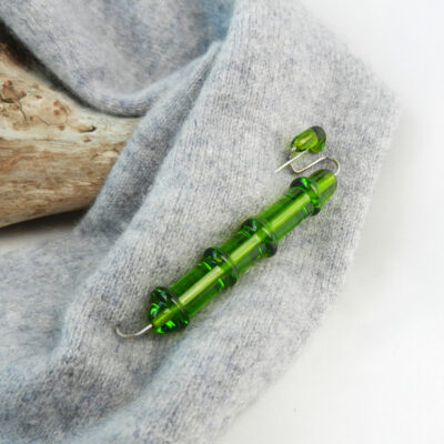 Anstecknadel mit Glasperle in Grün wie ein Bambus geformt, Kiltnadel und Tuchschließe, handgefertigtes Unikat von schmuckes Glas, an grauem Wollpullover