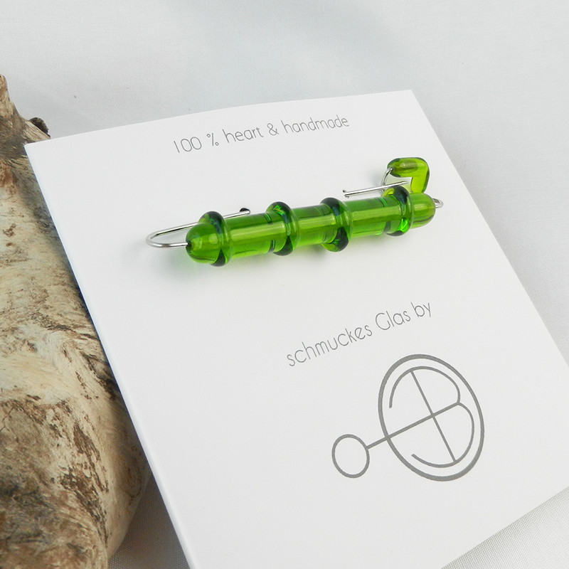 Anstecknadel mit Glasperle in Grün wie ein Bambus geformt, Kiltnadel und Tuchschließe, handgefertigtes Unikat von schmuckes Glas