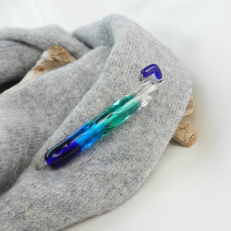 Anstecknadel mit Glasperle in wunderschönen Blau -und türkisfarben. Meeresschmuck, Kiltnadel und Tuchschließe, handgefertigtes Unikat von schmuckes Glas