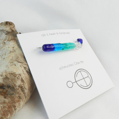 Anstecknadel mit Glasperle in wunderschönen Blau -und türkisfarben. Meeresschmuck, Kiltnadel und Tuchschließe, handgefertigtes Unikat von schmuckes Glas