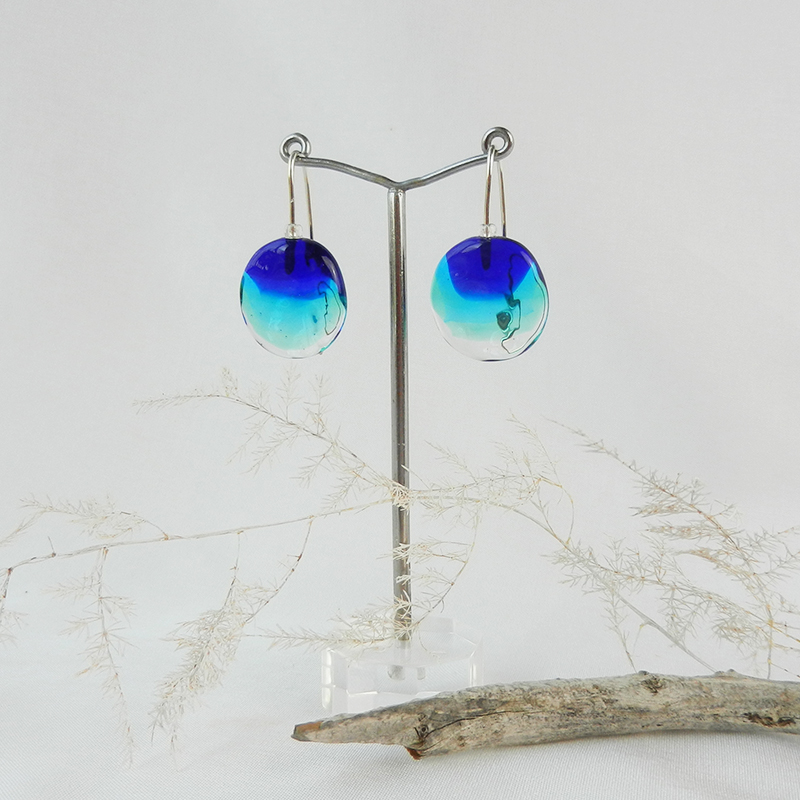Silberne Ohrringe mit Glasperle in Bau und Türkis. Runde handgefertigte Glasperlen als Ohrhänger, wie Meeresschmuck. Unikate vo schmuckes Glas.