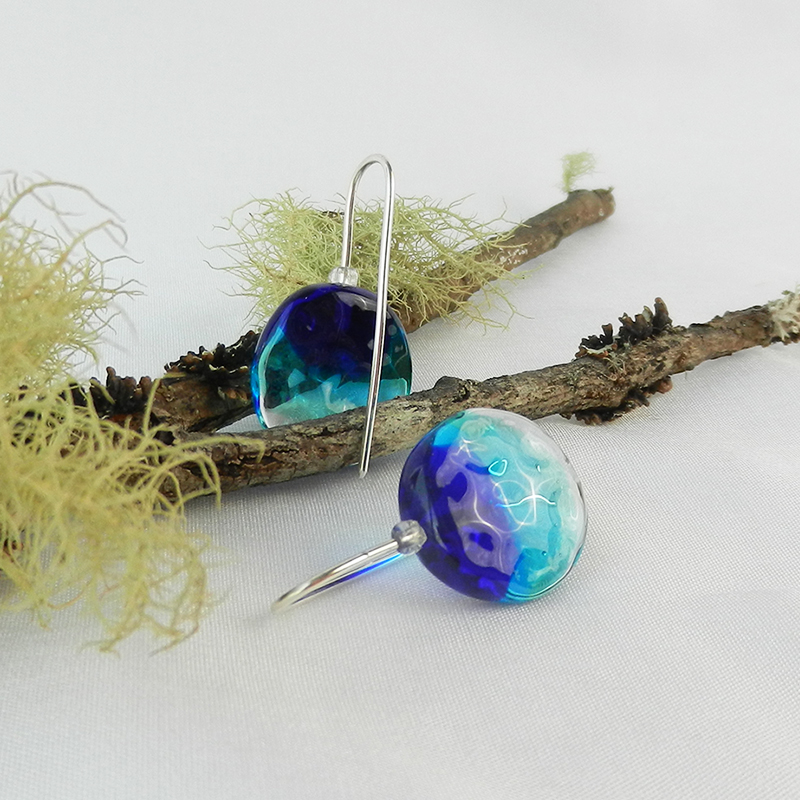 Silberne Ohrringe mit Glasperle in Bau und Türkis. Runde handgefertigte Glasperlen als Ohrhänger, wie Meeresschmuck. Unikate vo schmuckes Glas.