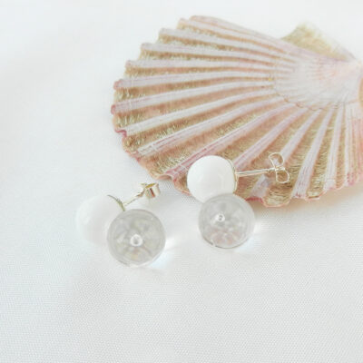 Ohrstecker Silber mit zweiteiliger Glasperle aus weißem und durchsichtigem Glas, handgefertigtes Unikat