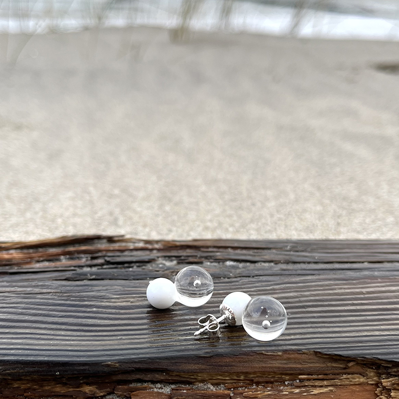 Ohrstecker Silber mit zweiteiliger Glasperle aus weißem und durchsichtigem Glas, handgefertigtes Unikat