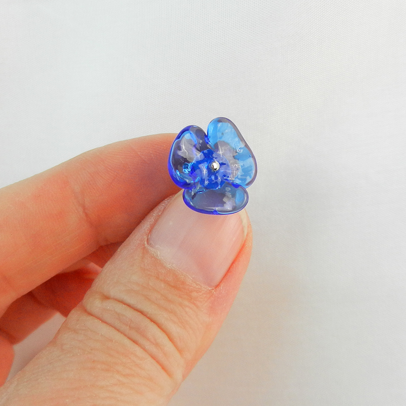 silberner Ohrstecker mit blauer Blüte aus Glas. Handgefertigte Glasperle, Unikat.