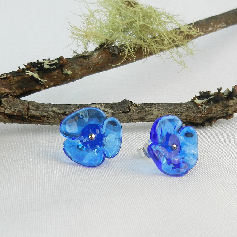 silberner Ohrstecker mit blauer Blüte aus Glas. Handgefertigte Glasperle, Unikat.