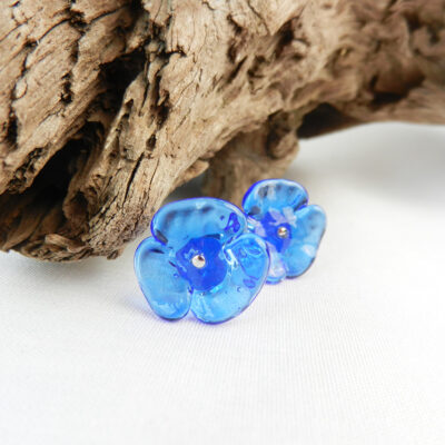 silberner Ohrstecker mit blauer Blüte aus Glas. Handgefertigte Glasperle, Unikat.