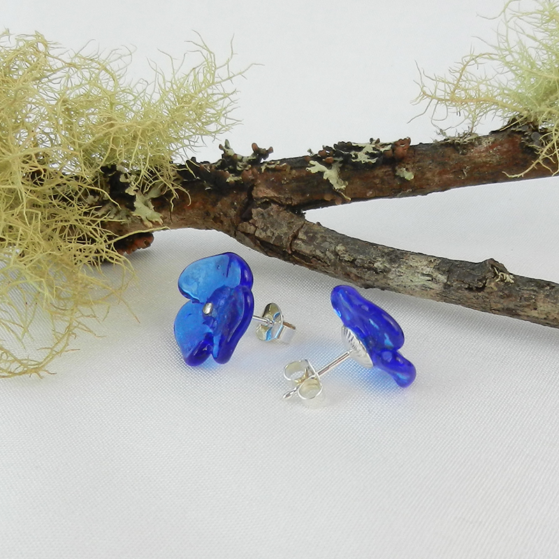 silberner Ohrstecker mit blauer Blüte aus Glas. Handgefertigte Glasperle, Unikat.