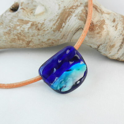 Glasperle an naturfarbenem Lederband. Handgefertigte Glasperle in türkis und blau von schmuckes Glas.