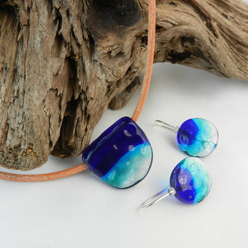 Silberne Ohrringe mit Glasperle in Bau und Türkis. Runde handgefertigte Glasperlen als Ohrhänger, wie Meeresschmuck. Unikate vo schmuckes Glas. im Set mit Glasperle am Lederband